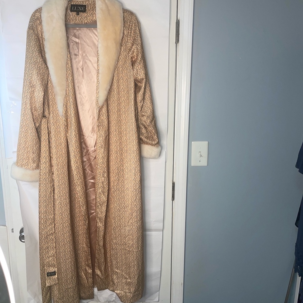 Australia Luxe Collective women’s luxury satin feel robe. Like New. Size Small